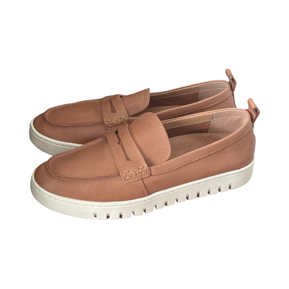 VIONIC UPTOWN PENNY LOAFER. CAMEL BROWN LEATHER. - Picture 2 of 9